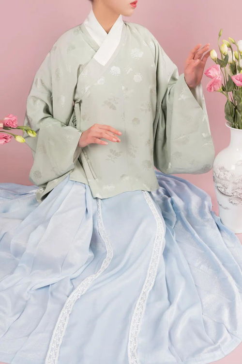 漢服消費(fèi)市場(chǎng)迎來(lái)“清明熱” 傳統(tǒng)服飾結(jié)合節(jié)氣文化引領(lǐng)新風(fēng)尚